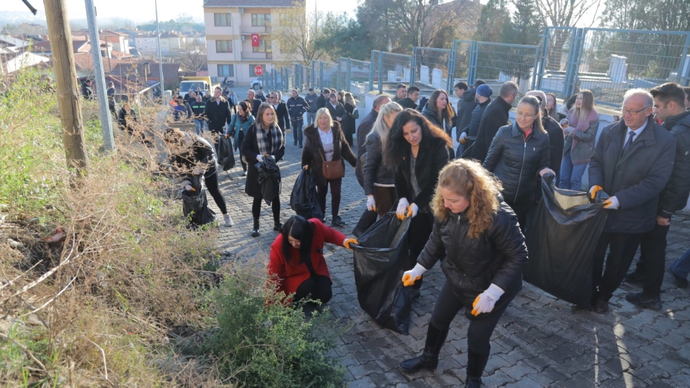 BAŞKAN GENCAN AKIN’DAN TEMİZLİK SEFERBERLİĞİ: YENİİMARET MAHALLESİ’NDE ÇÖP TOPLADI, VATANDAŞLARI DİNLEDİ